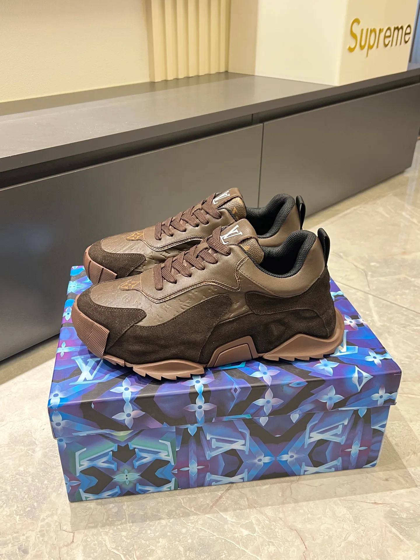 p600 "LOUI* VUITTO*" popular men's casual shoes, genuine development in Italy 💯Purchasing level quality ✔️The upper is made of first-layer cowhide, comfortable and soft sheepskin feet ⚡️ Fashionable and versatile, the toe last shape is firm and full, the soles are made from original LV molds and can be freely entered and exited the counter. Light and comfortable on the feet~Purely handmade, details determine quality! Size:39-44!